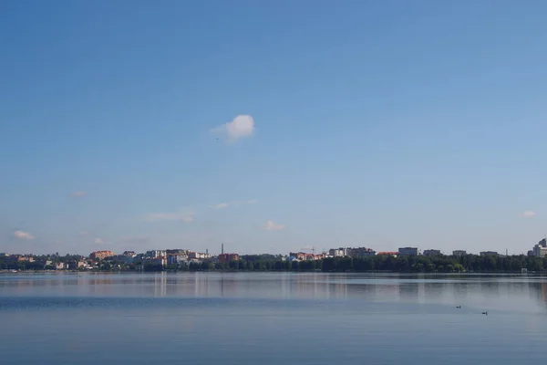 Stor Damm Och Hus Fjärran — Stockfoto