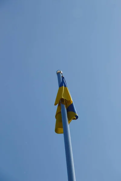 Bandeira Amarela Azul Ucrânia Mastro Bandeira — Fotografia de Stock