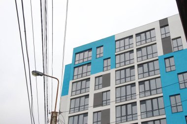 Çok katlı bir tuğla evin ön cephesi