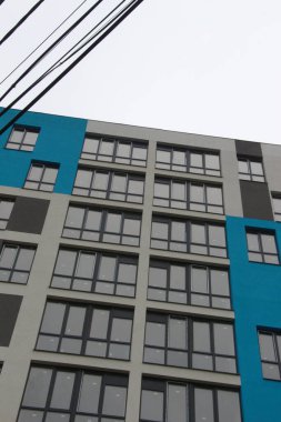 Çok katlı bir tuğla evin ön cephesi