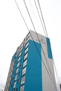 Çok katlı bir tuğla evin ön cephesi