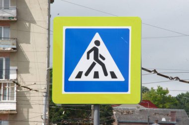 Caddede yaya geçidi işareti var.