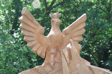 Polonyalı bir kuşun beton heykeli sarıya boyanmış.