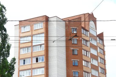 Çok katlı bir tuğla evin ön cephesi