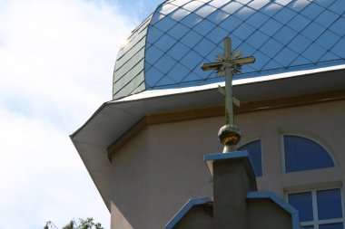 Ternopil 'deki Ukrayna Kilisesi binasının çatısında.