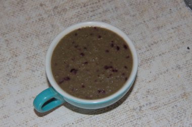 Şeritli küçük bir seramik yeşil kap.