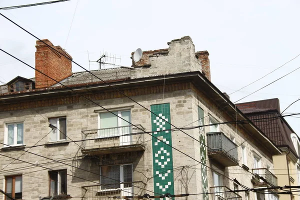 Fachada Uma Casa Tijolo Vários Andares — Fotografia de Stock