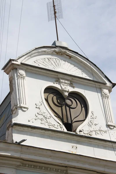 Casa Velha Com Uma Janela Forma Coração Fachada Casa Dos — Fotografia de Stock