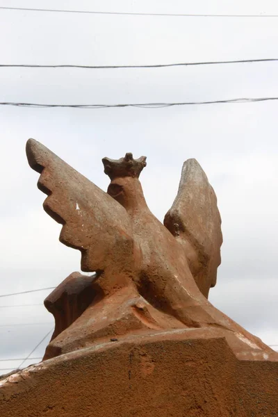 Betongskulptur Polsk Fågel Målad Gul — Stockfoto