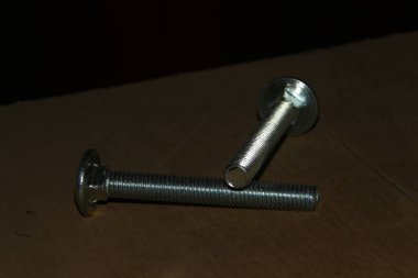 Atölyede oymalı metal cıvatalar.