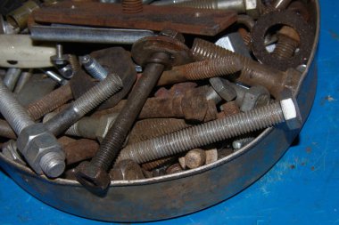 Atölyede oymalı metal cıvatalar.