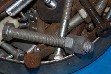 Atölyede oymalı metal cıvatalar.