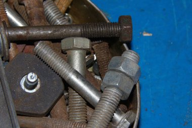 Atölyede oymalı metal cıvatalar.