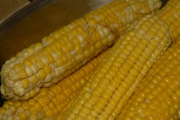 Желтые Чашки Вкусной Вареной Кукурузы Кухне — стоковое фото