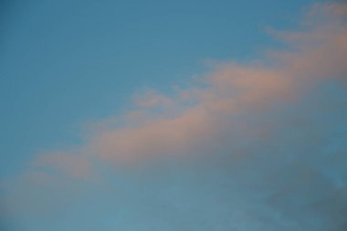 Ağustosta gün batımında güzel bir gökyüzü