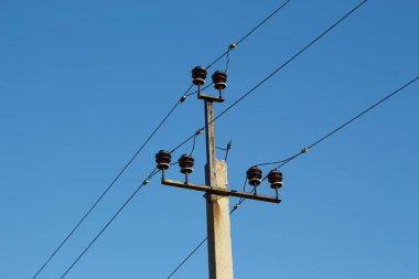 Mavi gökyüzünün arka planında elektrik hatları