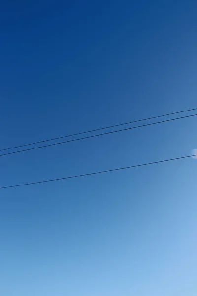 蓝天背景下的电线 — 图库照片