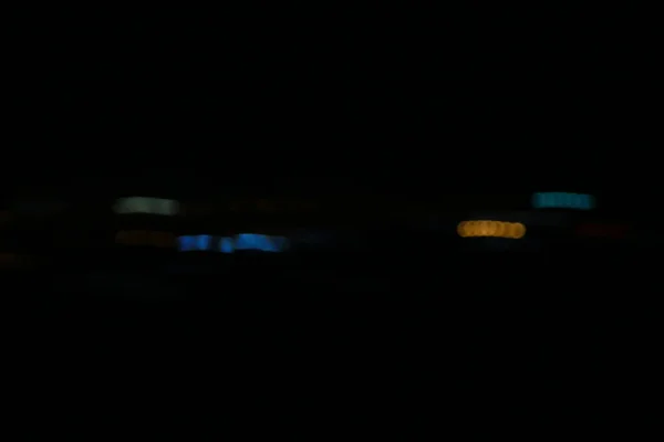 Gece Karanlığında Renkli Işık Demetleri — Stok fotoğraf