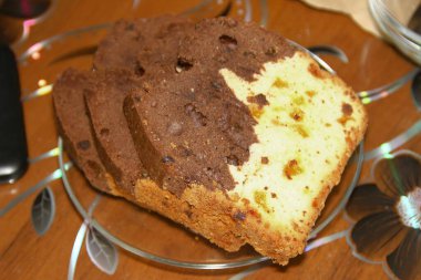 Ev yapımı peynir ve un tatlısı ve şeker ve kahve.