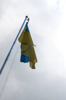 Ukrayna 'nın sarı ve mavi bayrağı rüzgarda dalgalanıyor.