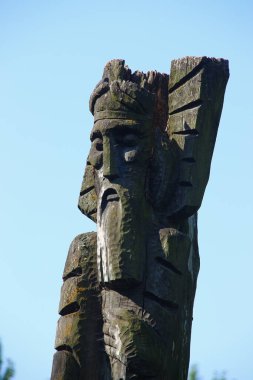 Parktaki tahtadan yapılmış oyuncak heykeller.