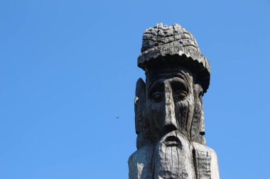 Parktaki tahtadan yapılmış oyuncak heykeller.