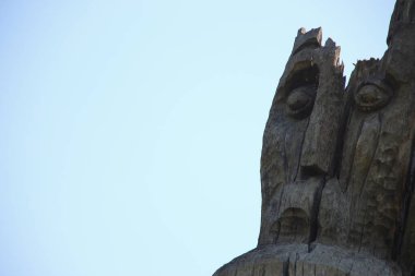 Parktaki tahtadan yapılmış oyuncak heykeller.