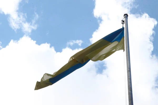Ukrayna Nın Sarı Mavi Bayrağı Rüzgarda Dalgalanıyor — Stok fotoğraf