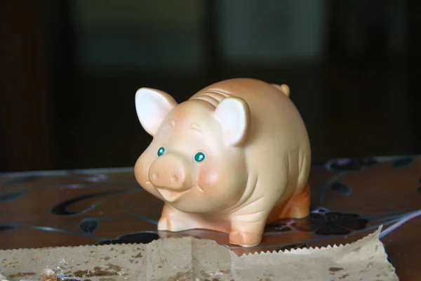 Die Spielzeugskulptur Eines Kleinen Schweinchens Wird Als Touristisches Souvenir Angefertigt — Stockfoto