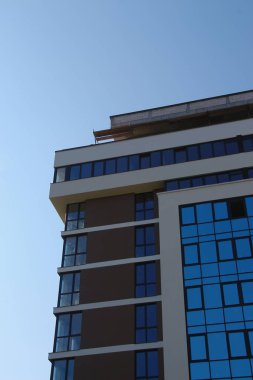 Çok katlı yeni bir bina.