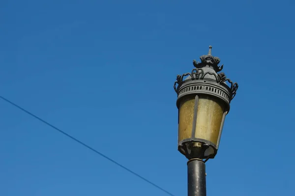 公园里天空背景上的金属灯笼 — 图库照片