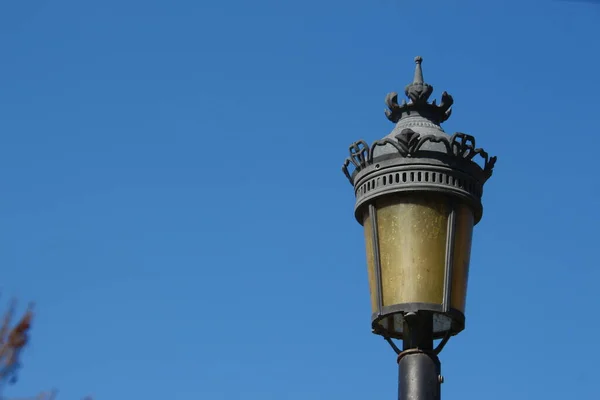 Metalen Lantaarn Het Park Een Achtergrond Van Lucht — Stockfoto