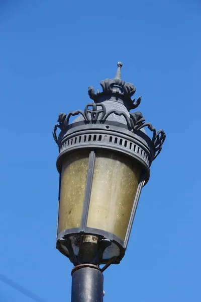 Metalen Lantaarn Het Park Een Achtergrond Van Lucht — Stockfoto