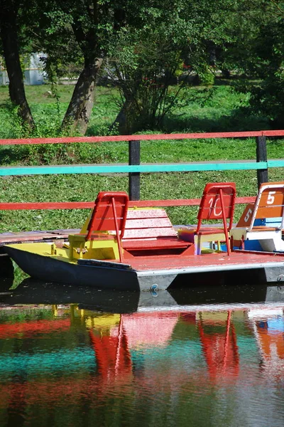 Bateaux Eau Dans Parc Sur Étang — Photo