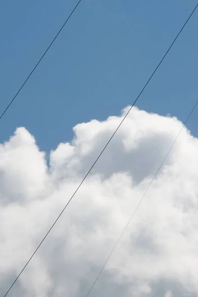 Красивые Белые Облака Линии Электропередач — стоковое фото