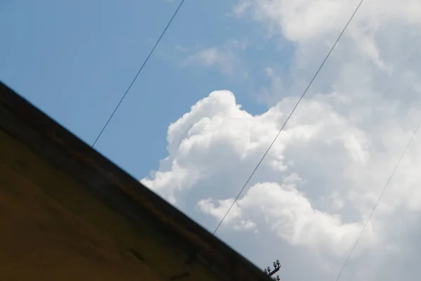 Piękne Białe Chmury Linie Energetyczne — Zdjęcie stockowe