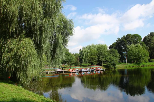 Vízi Hajók Parkban Tavon — Stock Fotó