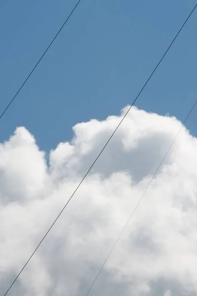 Schöne Weiße Wolken Und Stromleitungen — Stockfoto