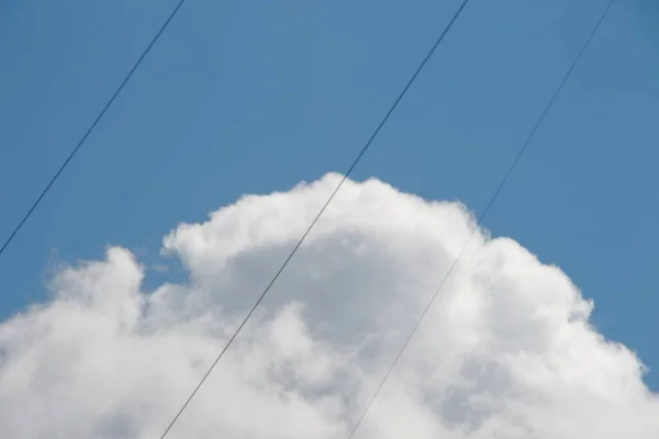 美丽的白云和电线 — 图库照片