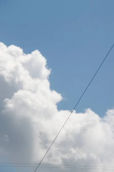 Schöne Weiße Wolken Und Stromleitungen — Stockfoto