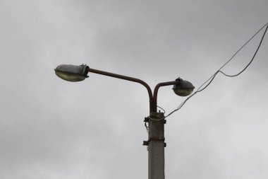 Ağustos 'ta gökyüzünün arka planında elektrik hatları