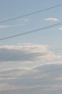 Ağustos 'ta gökyüzünün arka planında elektrik hatları