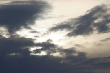 Akşam günbatımı ve sarı bulutlar