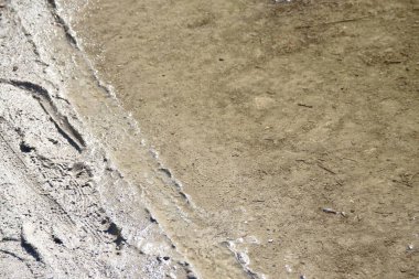 Yağmurdan sonra yolda su birikintisi