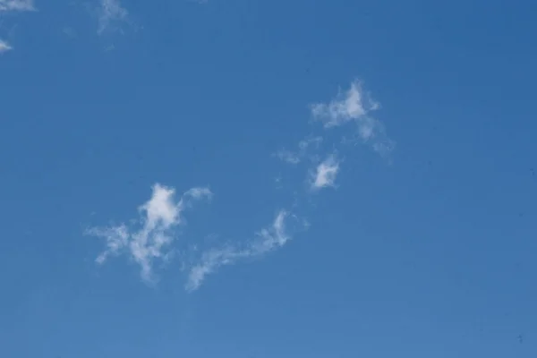 Indah Langit Biru Dan Awan Putih Pada Bulan Agustus — Stok Foto