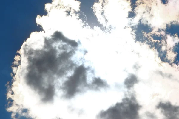 Awan Putih Yang Indah Langit Biru Dan Matahari — Stok Foto