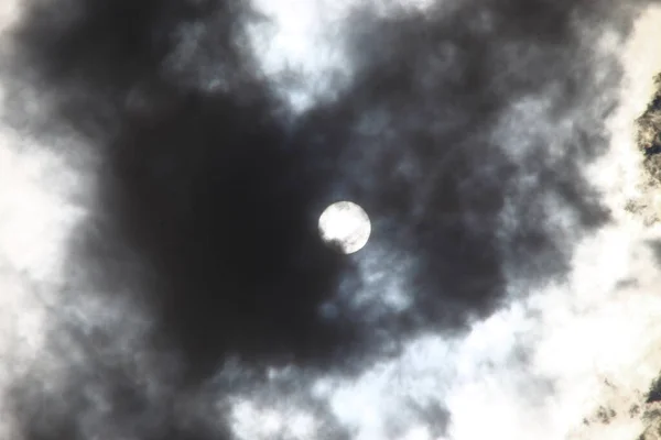 青い空と太陽の下で美しい白い雲 — ストック写真