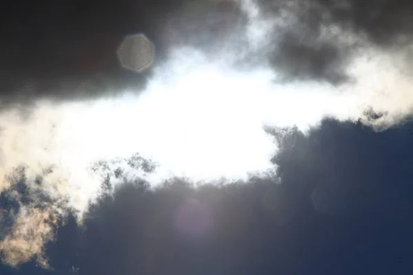 Nuvens Brancas Bonitas Céu Azul Sol — Fotografia de Stock