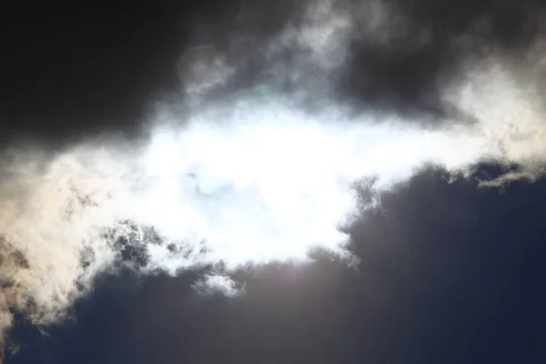 Hermosas Nubes Blancas Cielo Azul Sol —  Fotos de Stock