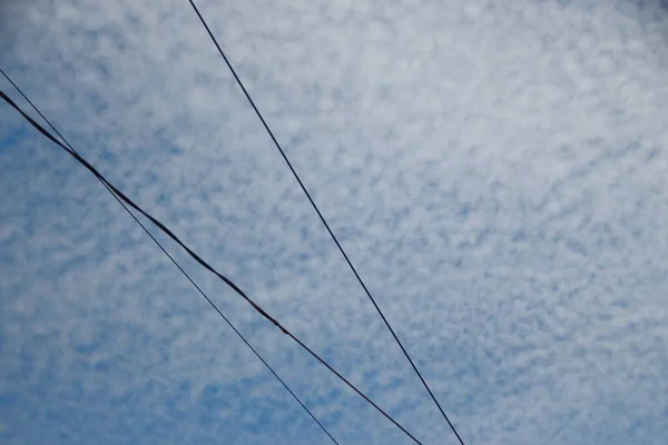 天空背景上的电线 — 图库照片